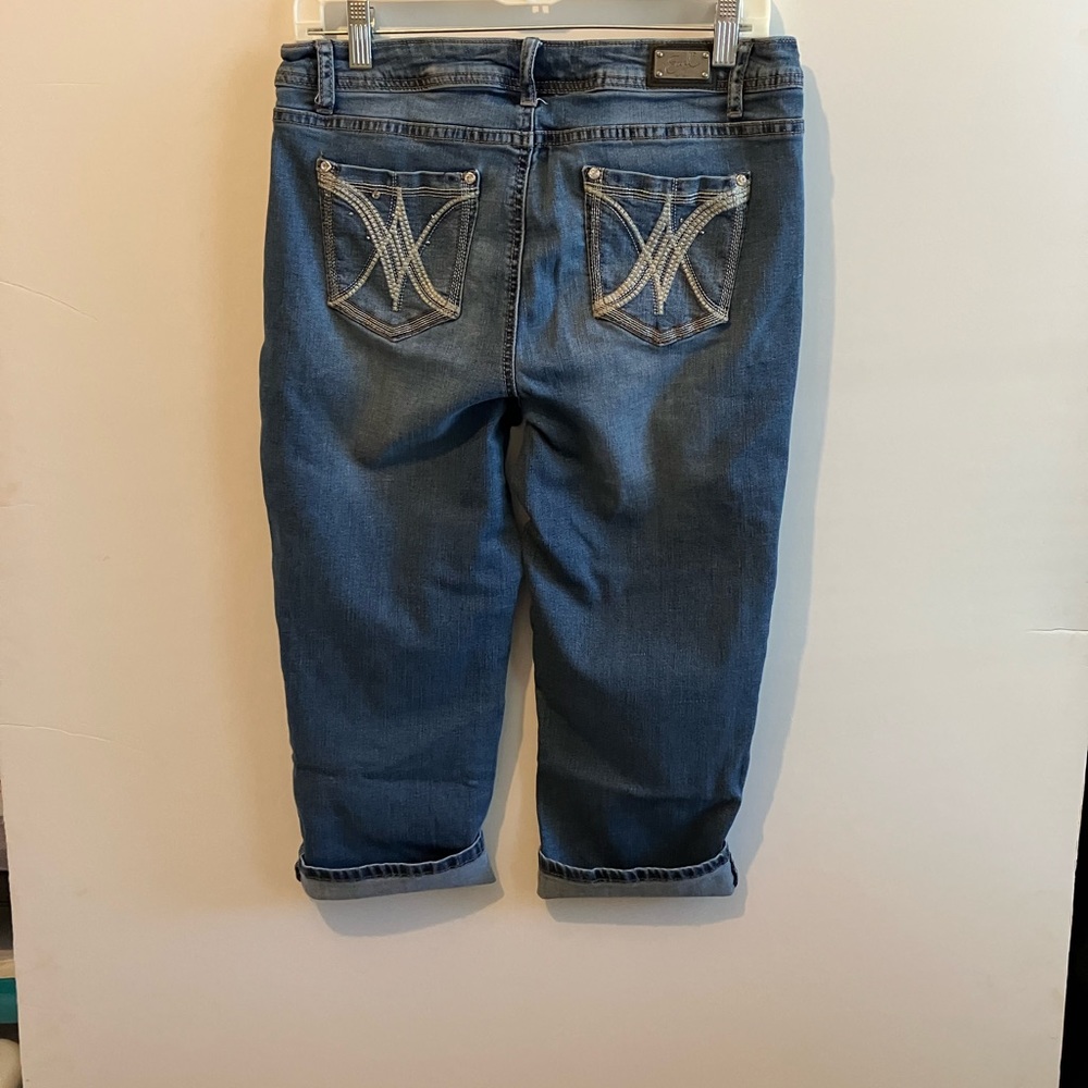 Earl capri denim jeans in great condition. Some bling on pockets. Size12.
